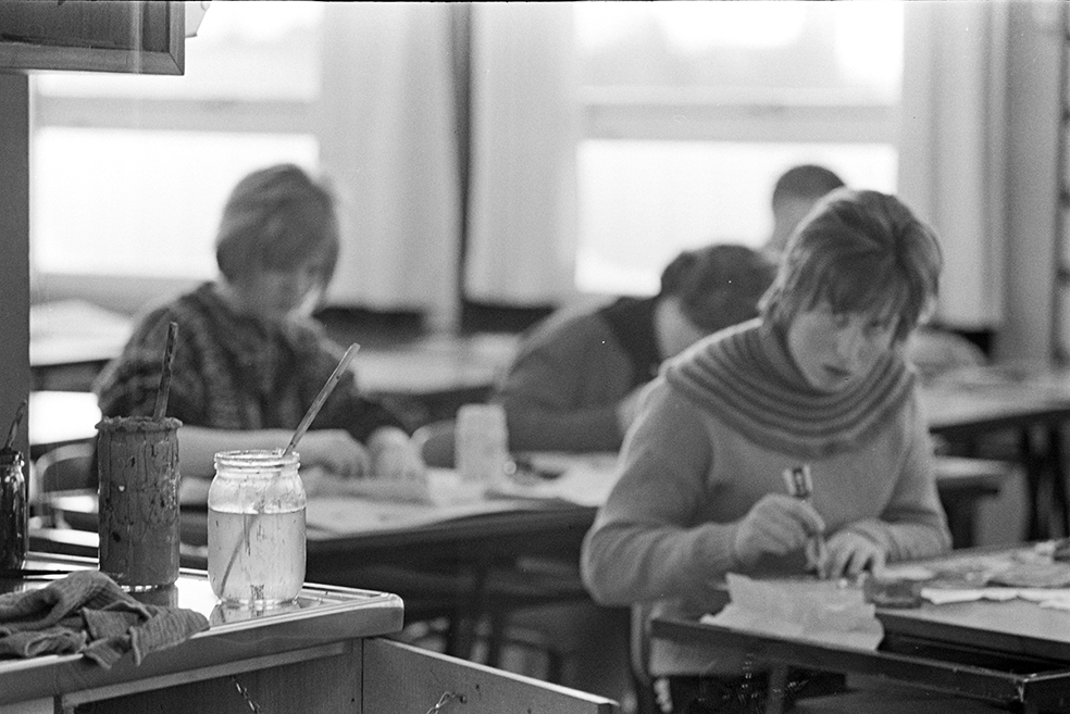 Ener ungdomsskole, elever i klasserom, formingssalen.