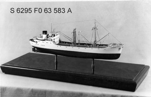 Fartygsmodell av m/s. LANDBRIS av Stockholm (byggd 1948 i Genua, SE 1951). Fullt utrustad. Shelterdäckare med back, skrov med fallande stäv,
soft nose, kryssarakter. Brygga och maskin akterut.
Tre luckor och tonnagelucka. 1 mast och två bompålar,
6 bommar. Vitmålat skrov, röd bottea, grön vattenlinje.
Skorsten med Rederi A/B. Bris märke (=L). Förgyllda
detaljer.
Monterad på platta medelst 2 mässingsstöd