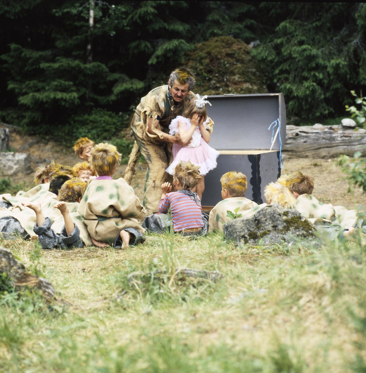 "Sagornas ådal" i Näsåker annandag midsommar 1989. Teater med barn som spelar troll och prinsessa.