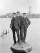 Fotografen Emil Durlings systersöner, Uno, Arne och Sigvard Hallin förevigade 1904. I bakgrunden Stegeborgs slottsruin. 

Bröderna kom senare att ärva Durlings bostad Strömmen i Sankt Anna sn.

Anm: År 1965 drabbades Strömmen av eldsvåda, varvid Sigvard och Uno innebrändes. I branden befaras även många av Durlings fotografiska kvarlåtenskap förstörts.