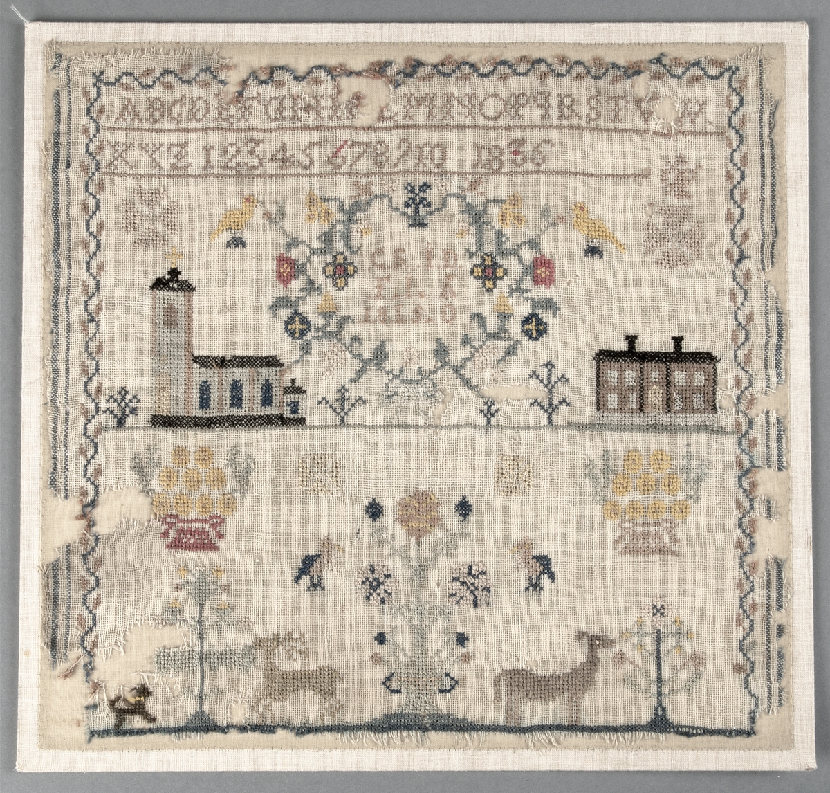 Den broderade kyrkan föreställer Åkerby kyrka i Åkerby socken, Uppland. Bostadshuset föreställer tillverkarens barndomshem i Åkerby socken.