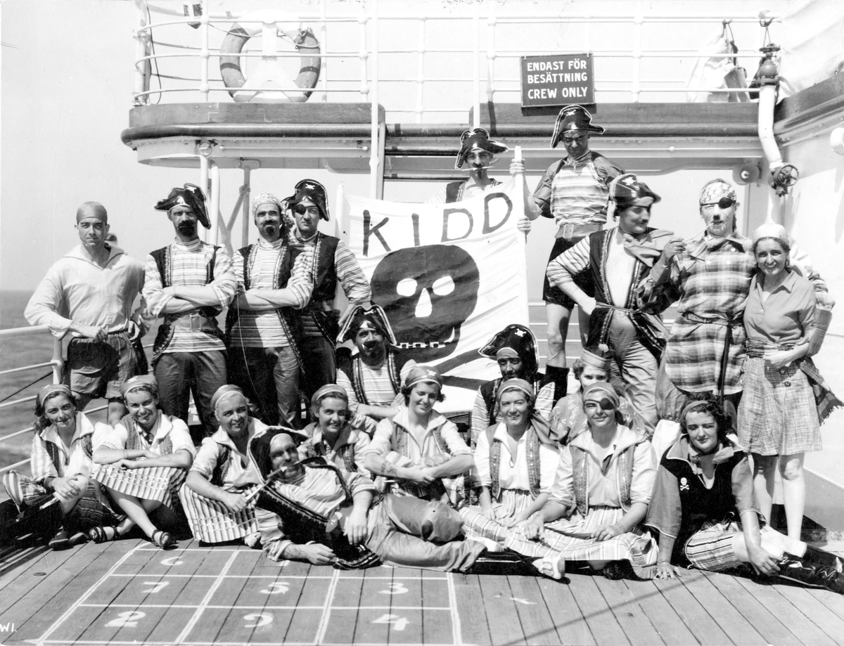 Besättning utklädda till pirater ombord på ett av fartygen tillhörande Svenska Amerika Linien.