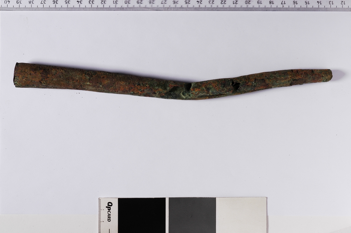 Rørformet, avsmalnende.