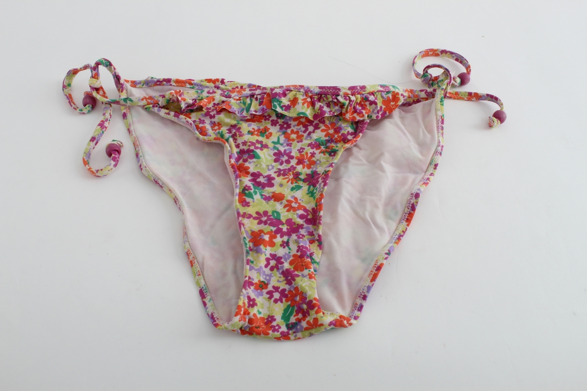 Ett sett bikini og ei bikinitruse,
Et blomstrete sett, og ei grønn bikinitruse.