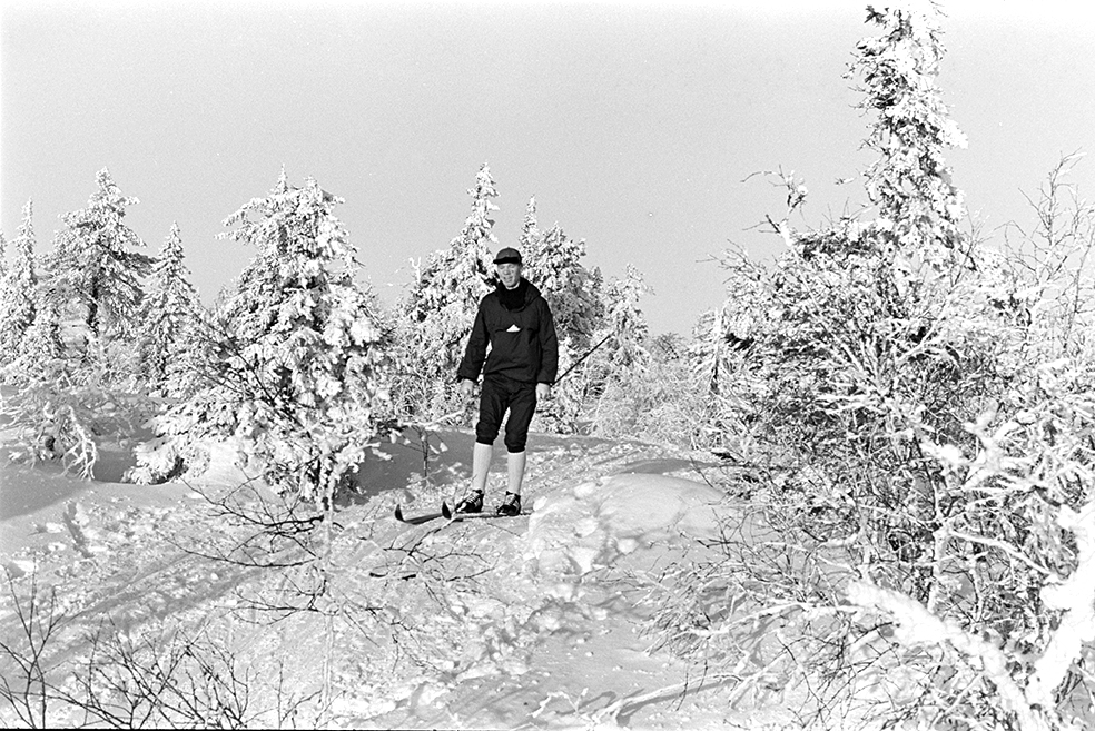 Skitur i Vangsåsen, skiløper, vinter.