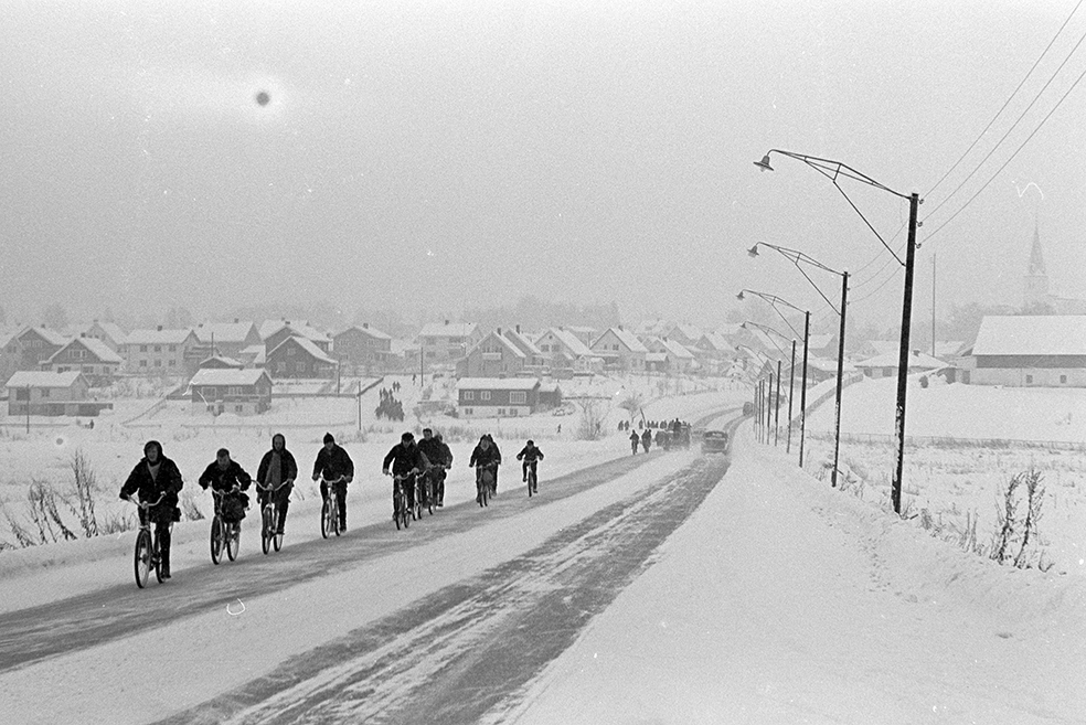Skoleelever fra Ener Ungdomsskole på sykkeltur til skøytedag på Hamar stadion. Midtstranda, Åkersvika, vinter.