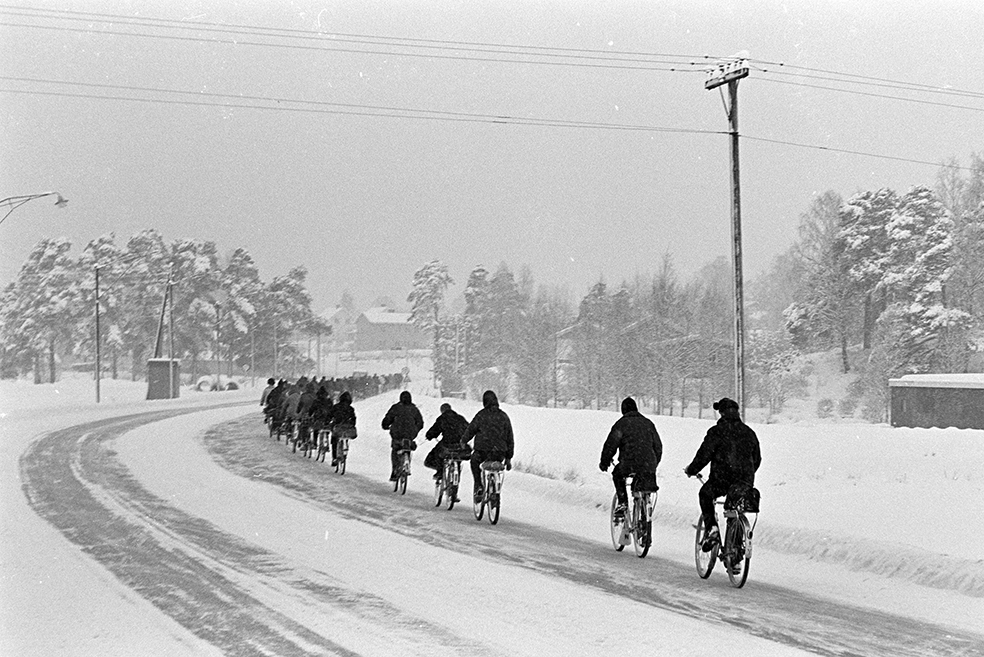 Skoleelever fra Ener Ungdomsskole på sykkeltur til skøytedag på Hamar stadion. Midtstranda, Åkersvika, vinter.