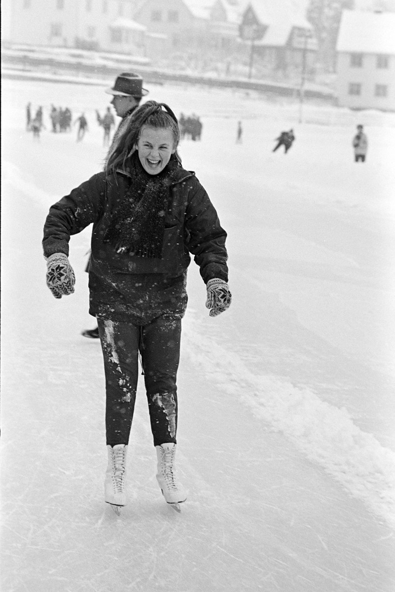 Ener Ungdomsskole, skøytedag på Hamar stadion. Astrid Helstad, kunstløpskøyter.