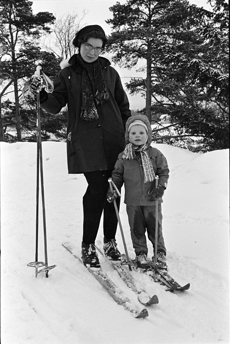 Mor,barn, ski, vinter, Eriksbakken?