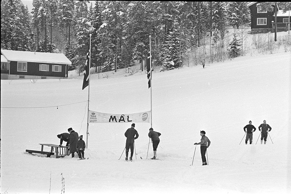 Alujordet, skiløpere,målseil, norske flagg.