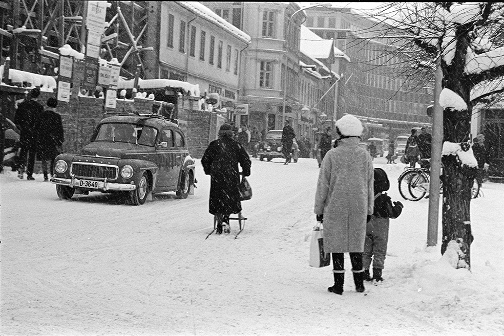 Torggata, Hamar, vinter, snøvær,biler, fotgjengere, sparkstøtting,
