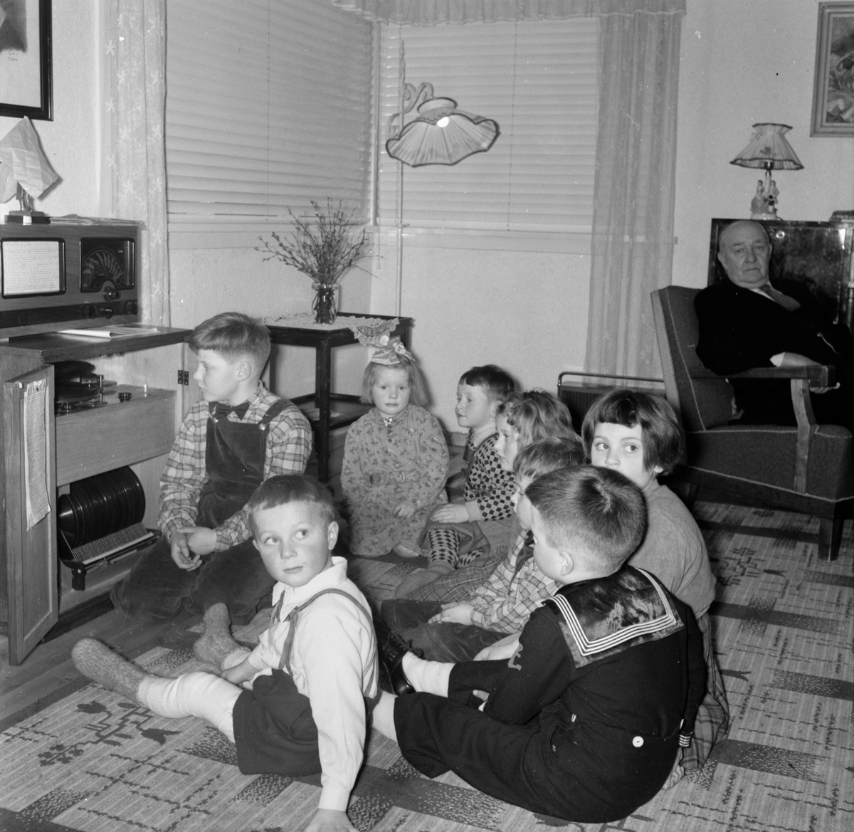 Born framfor platespillerkabinett og radio Tandberg Sølvsuper 4. 