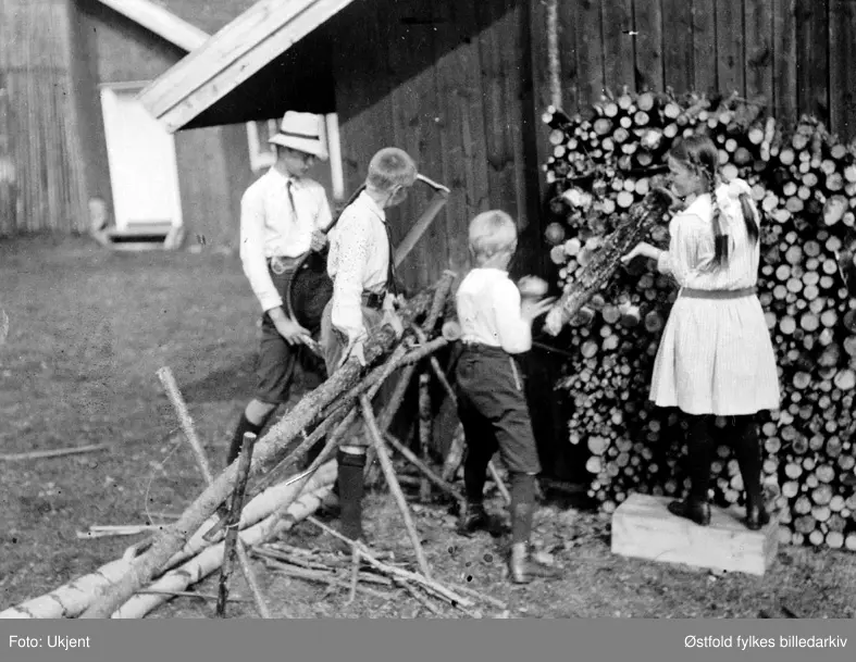 Vedkapping og vedstabling, søskenene Stang i virksomhet. Nes i Rømskog, 1913.