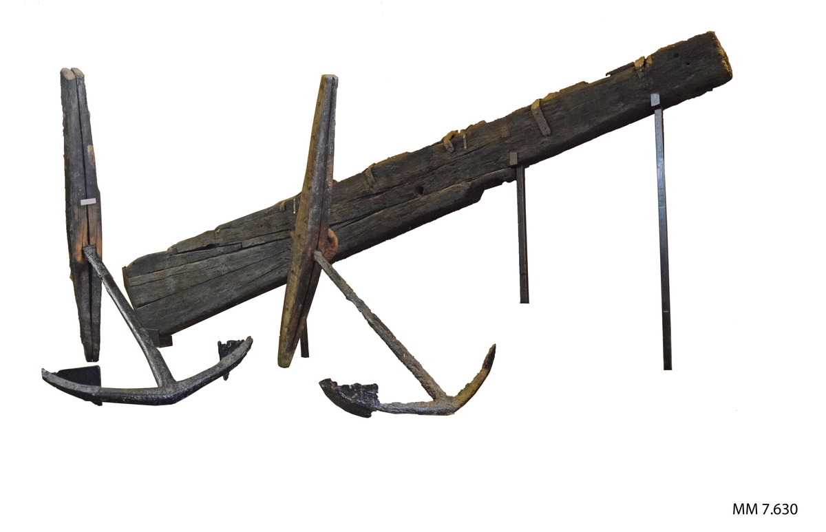 Skeppsroder av ekträ med beslag av järn. Har tillhört 54-kanonskeppet Nya Riga, byggt vid Karlskrona örlogsvarv år 1708.