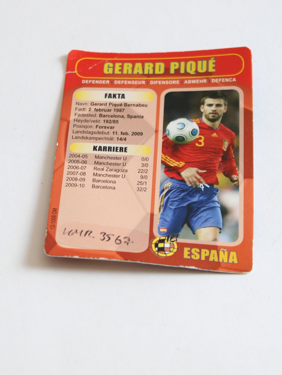 Lekt med av en gutt (f. 2011) fra Sogn og Fjordane.

Seks (6) fotball-kort av seks ulike spillere. De er Gerard Pique, Jari Litmanen, Steffen Iversen, Goran Pandev, Michel Bastos og Martin Hiden.
Alle kortene innholder fakta om spillerne, hvor de er fra og spiller, bilde og karriereinformasjon. 5 av de 6 kortene er Boing kort, de er like i format og av samme merke. Det siste er euro 2008 kort.