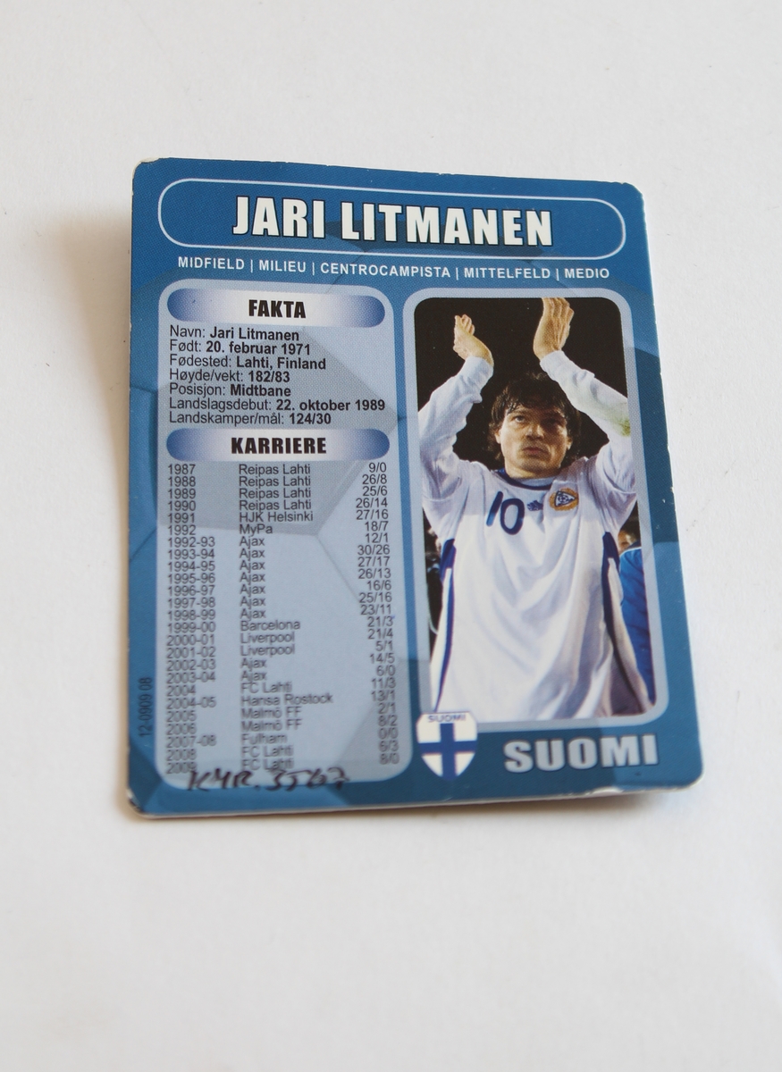 Lekt med av en gutt (f. 2011) fra Sogn og Fjordane.

Seks (6) fotball-kort av seks ulike spillere. De er Gerard Pique, Jari Litmanen, Steffen Iversen, Goran Pandev, Michel Bastos og Martin Hiden.
Alle kortene innholder fakta om spillerne, hvor de er fra og spiller, bilde og karriereinformasjon. 5 av de 6 kortene er Boing kort, de er like i format og av samme merke. Det siste er euro 2008 kort.
