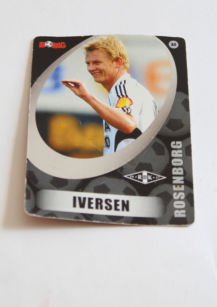 Lekt med av en gutt (f. 2011) fra Sogn og Fjordane.

Seks (6) fotball-kort av seks ulike spillere. De er Gerard Pique, Jari Litmanen, Steffen Iversen, Goran Pandev, Michel Bastos og Martin Hiden.
Alle kortene innholder fakta om spillerne, hvor de er fra og spiller, bilde og karriereinformasjon. 5 av de 6 kortene er Boing kort, de er like i format og av samme merke. Det siste er euro 2008 kort.