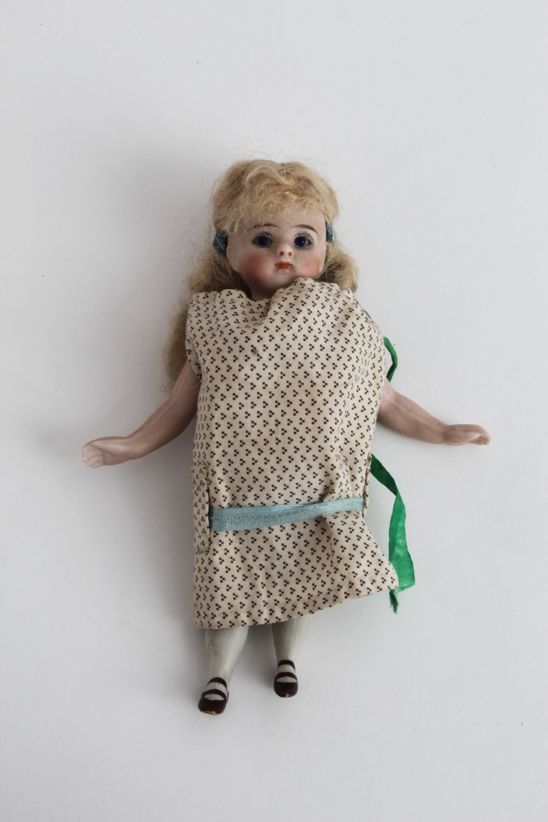 Ganske sikker giver: Karen Collett (f.1921)
To stykk små porselensdukker. Ene med kort krøllete hår, rød blomstrerte kjole med blått silkebånd og påmalt ansikt og sko. Den andre med langt lyst hår i brunprikkete kjole med blått silkebånd og påmalt ansikt og sko.