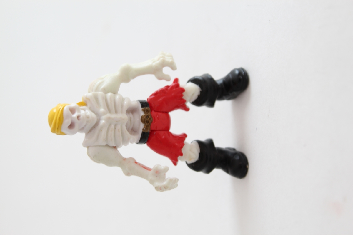 Tilhørt gutt f. 2005 fra Sør-Odal.
Et zoombie-sett bestående av femulike figurer. To figurer som er skjelett, en figur som ligner på en ridder, 1 figur som er en farget kjempe, og en figur med lapp foran øyet.