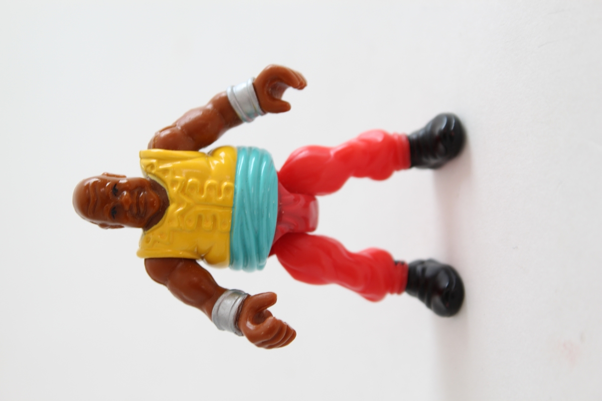 Tilhørt gutt f. 2005 fra Sør-Odal.
Et zoombie-sett bestående av femulike figurer. To figurer som er skjelett, en figur som ligner på en ridder, 1 figur som er en farget kjempe, og en figur med lapp foran øyet.