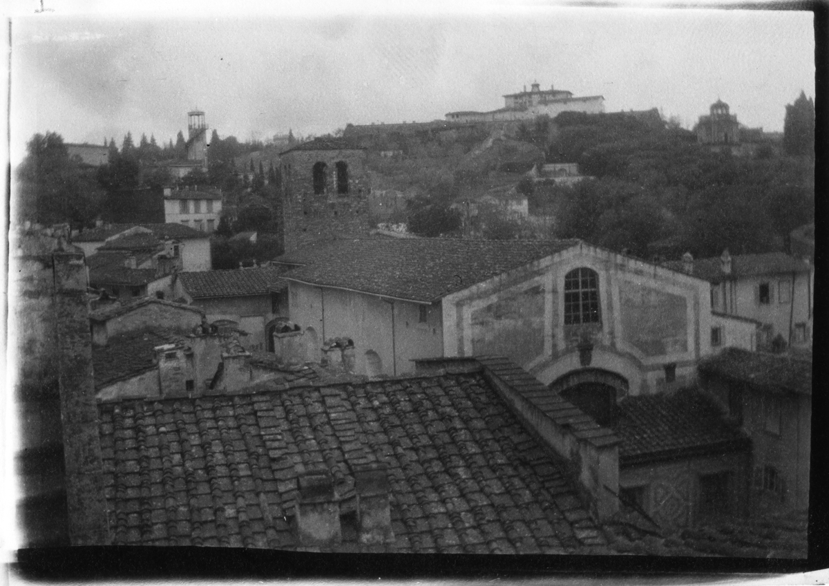 John och Ester Bauer bor i Firenze med utsikt över Santa Felicita, en katolsk kyrka som byggdes av Ferdinando Ruggieri och öppnades år 1739.