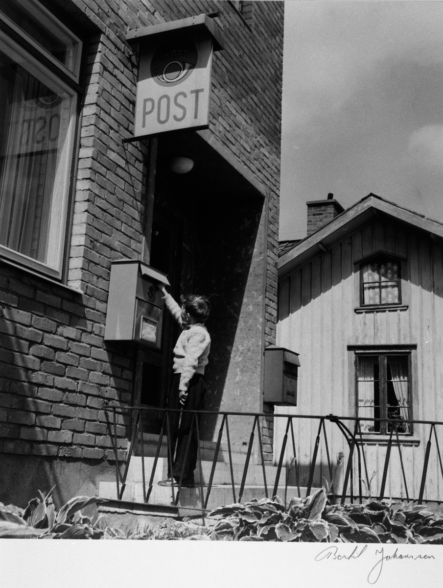 "Syster Hilda ger lustgas till en blivande moder". Från utställningen "Falköping i bild" 1952.