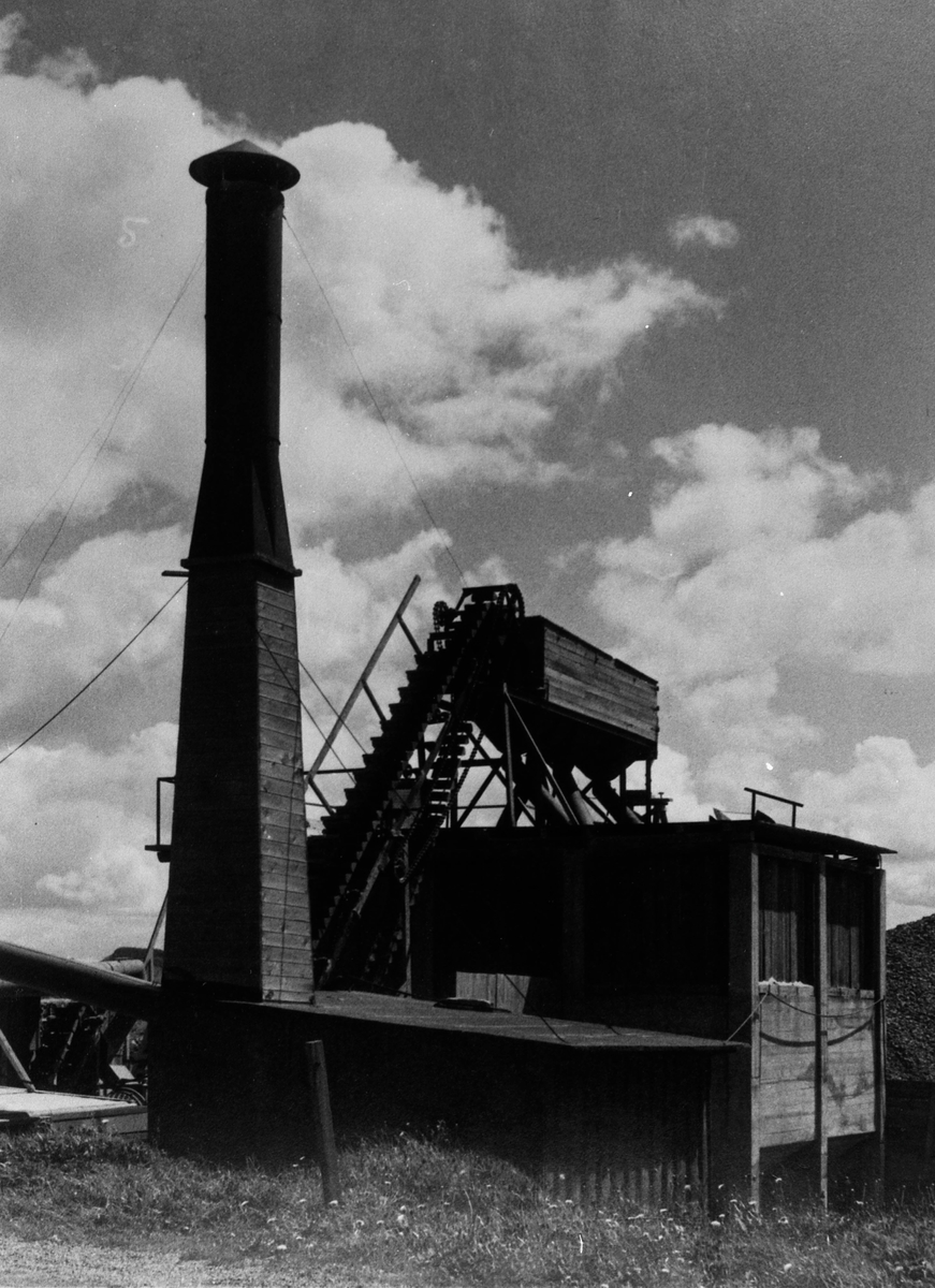 "Gallstensoperation" (huden och den yttre muskulaturen har skurits igenom och bukhinnan skymtar i operationsfältet). Doktor Sam Pettersson. Från utställningen "Falköping i bild" 1952.