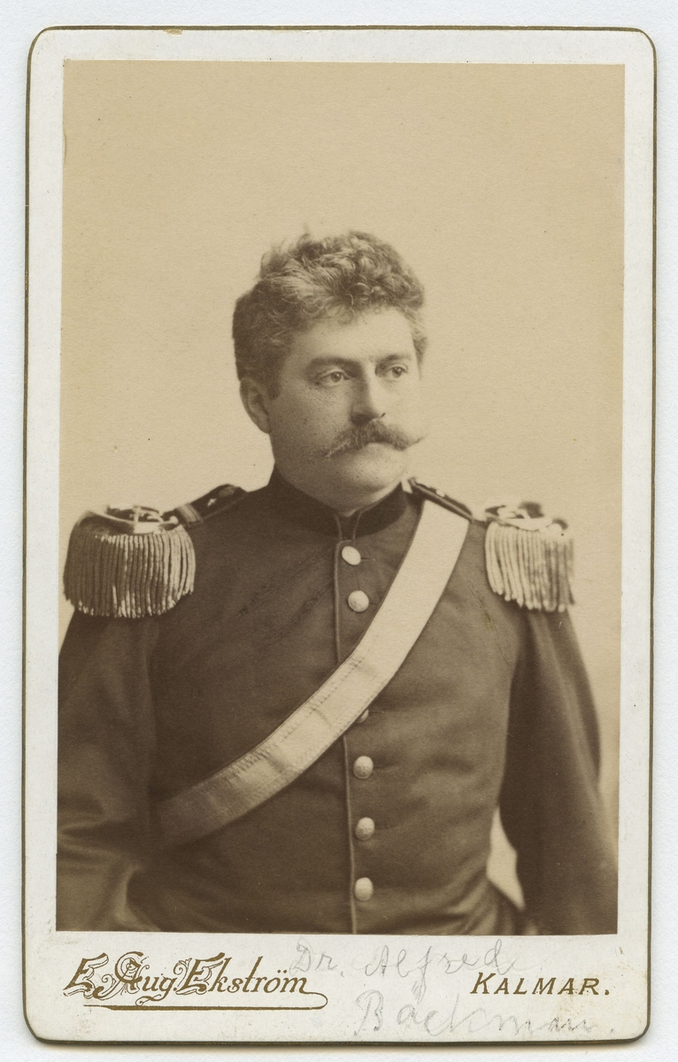 Porträtt av regementsläkare Alfred Backman.