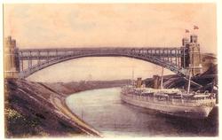 Den tyska kejserliga jakten HOHENZOLLERN passerar högbron i 