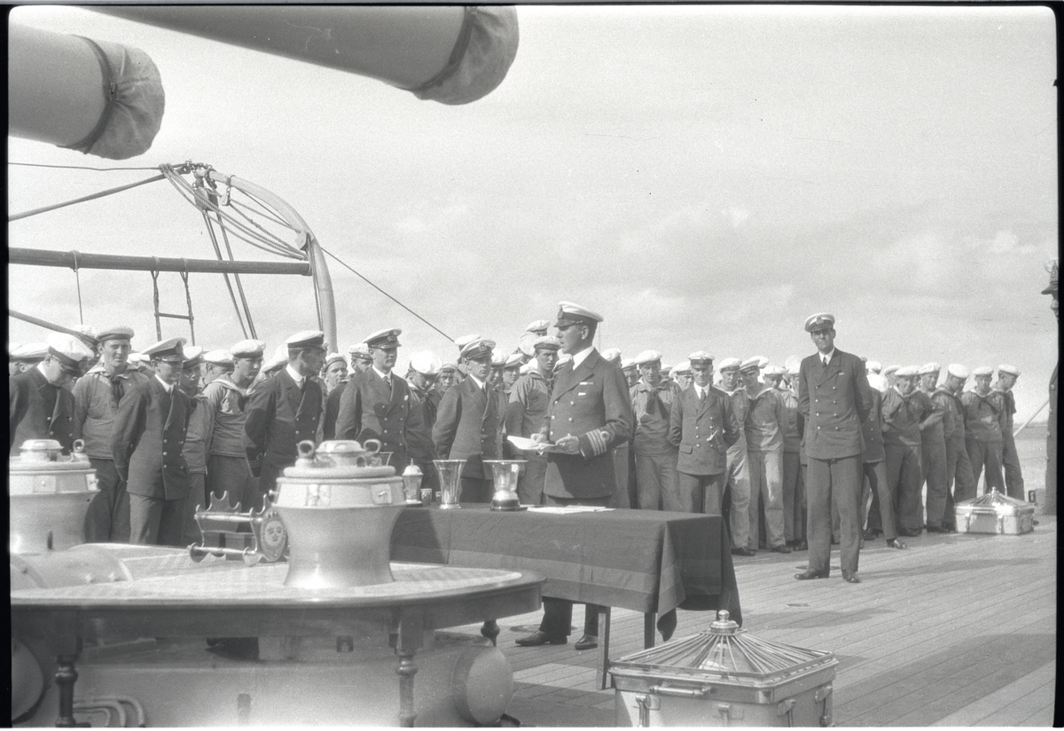 Fartygschefen på pansarskeppet SVERIGE kommendörkapten Adolf Mörner utdelar idrottspris ombord 1929. Berger har återgivit ceremonin även på Fo229124A, Fo229156, Fo229252C, Fo229255C och Fo229258C.