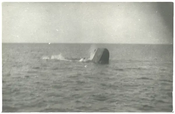 Kanonbåten ROTA sjunker efter eldgivning från DROTTNING VIKT