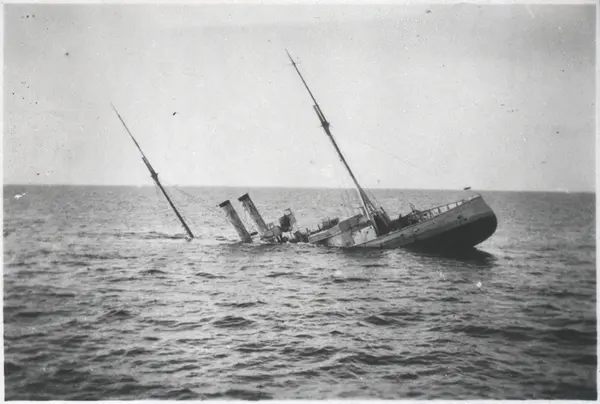 Kanonbåten ROTA sjunker efter eldgivning från DROTTNING VIKT