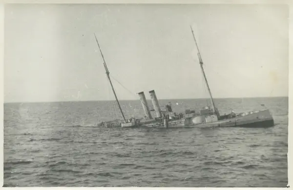 Kanonbåten ROTA sjunker efter eldgivning från DROTTNING VIKT