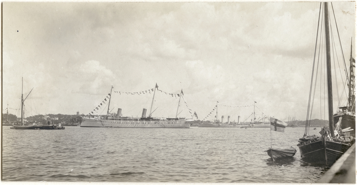Den tyska kejserliga jakten HOHENZOLLERN fotograferad på Stockholms ström 5 augusti 1908 i samband med Wilhelm II:s besök. I bakgrunden till höger kryssaren STETTIN av Königsbergklass.