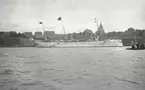 Den tyske kejsaren Wilhelm II:s ångjakt HOHENZOLLERN fotograferad i Stockholm den 3 augusti 1908.