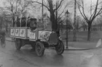 L.A. Mattons Läderfabrik. Fabrikens lastbil, chaufför Meurling, sedermera lagerchef på lädermagasinet. Foto 1920-tal. Bilen, X500, Scania Vabis 1920 registrerad den 2/6  45hk  3000kg.