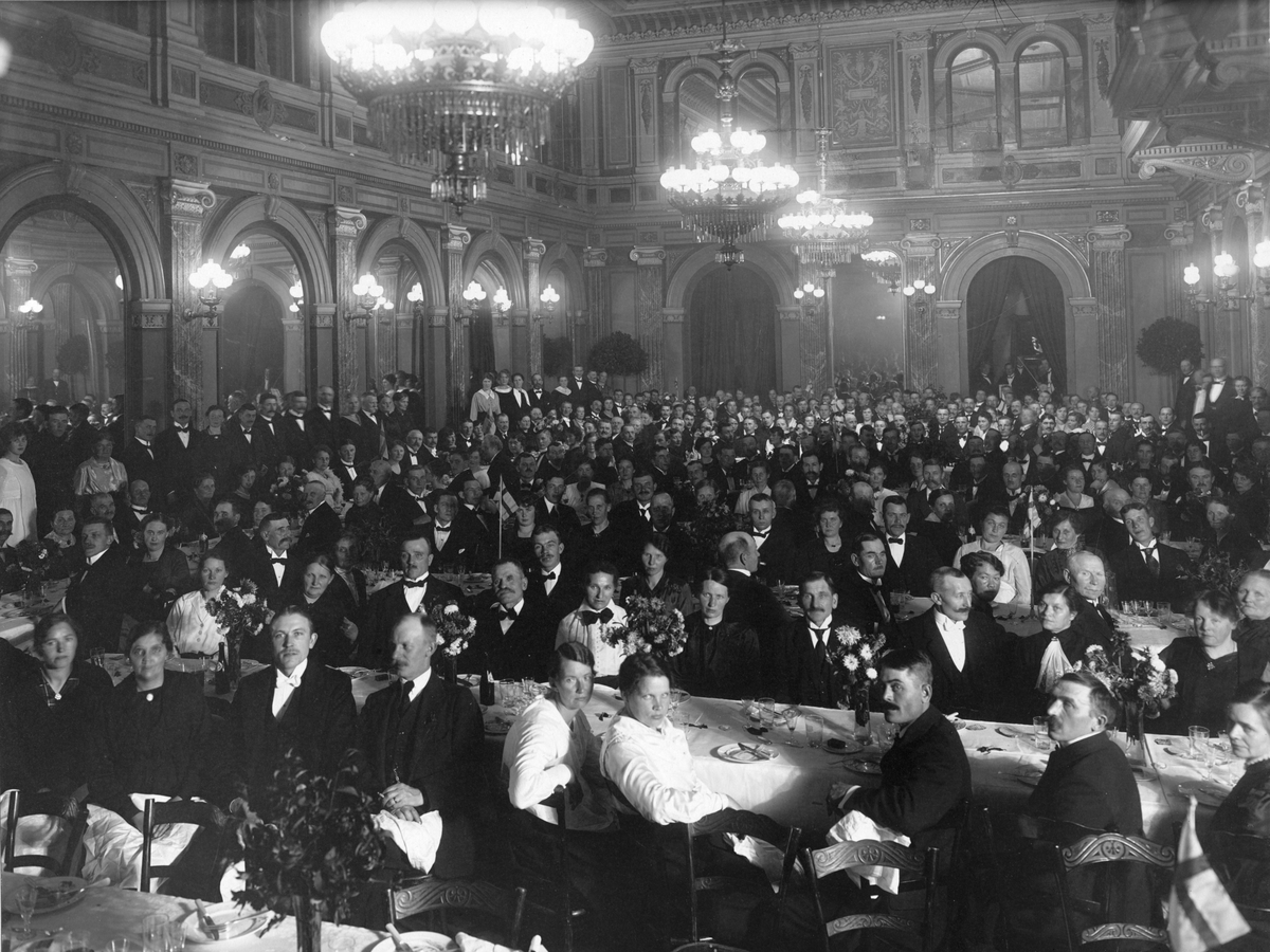 L.A. Mattons Läderfabrik. Fest i stadshuset i samband med Emil och Ottils silverbröllop. Foto 1920.
