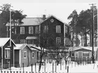 Bäckebro koloniområde med skolan i bakgrunden.
1976-1977