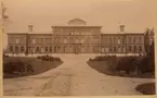 Lasarettet i Gävle, invigt år 1887. Byggnaden ritades av Axel Kumlien och byggdes väster om staden där Carlsborgs värdshus legat. Brukspatron Theodor Söderhjelm på Tolvfors bruk skänkte mark till park och läkarvilla. Lasarettet blev en kompromiss mellan korridor- och paviljongsystem i en tvåvåningsbyggnad med trevånigt mittparti och två flyglar som rymde 120 sängplatser.
