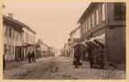 Vy från Södra Kungsgatan norrut. På skyltarna står det (fr vänster) 