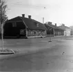 Tunnbindare Selbergs hus i korsningen Storgatan-Iskällargatan, Strömsbro. Se sid 105 ur 