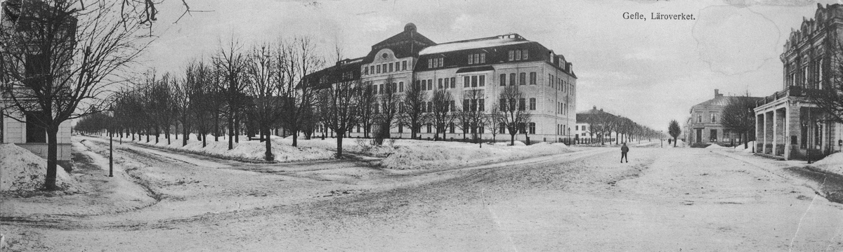 Gefle. Läroverket.
Norra Kungsgatan med Vasaskolan och teatern till höger.