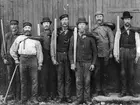 Stabbläggare vid Kastets sågverk. Korsnäs sågverk flyttade 1899 från Korsnäs invid Falun till kusten vid Gävle  platsen kom att kallas Kastet. Området vid Kastet växte på kort tid från äng och fäbodvall till ett helt bosamhälle på grund av sågverksflytten.