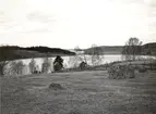 En gärdsgård vid Djursdala kyrka. Utsikt från kyrkan norrut.