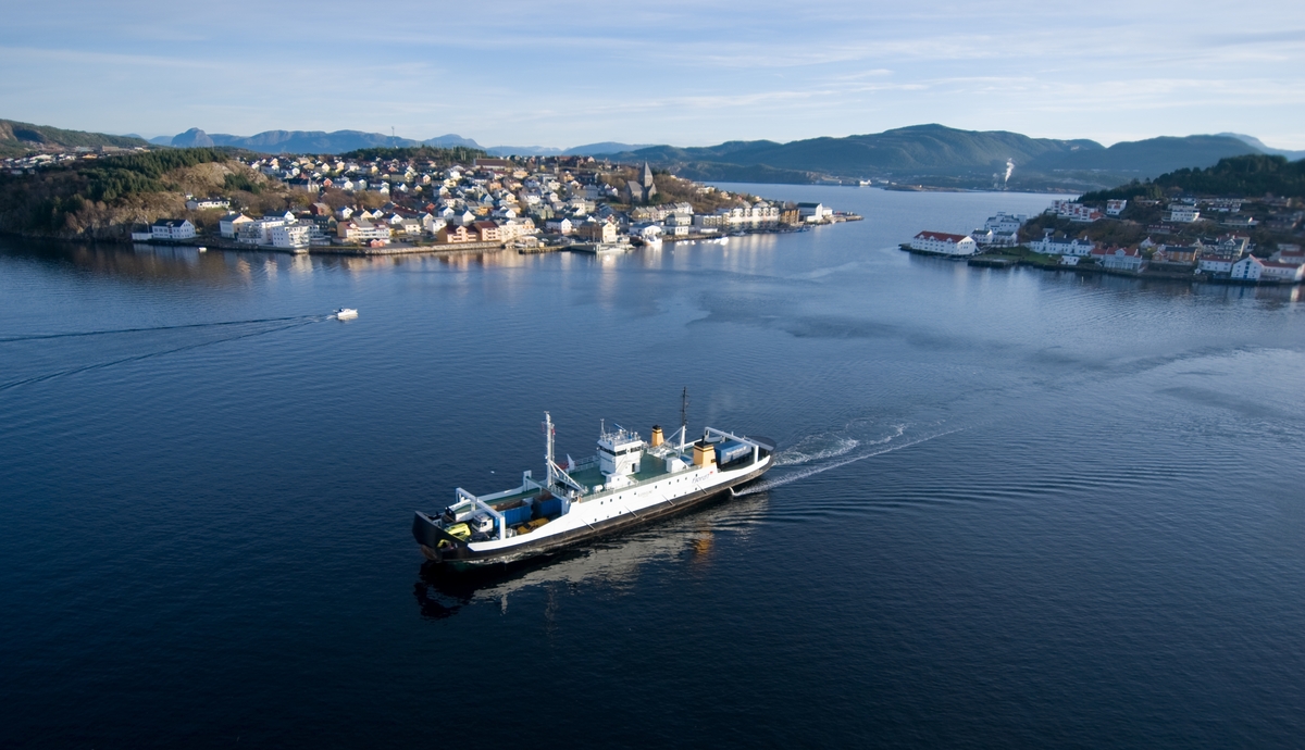 MF Bjørnsund frakter personer og kjøretøy mellom øyene.