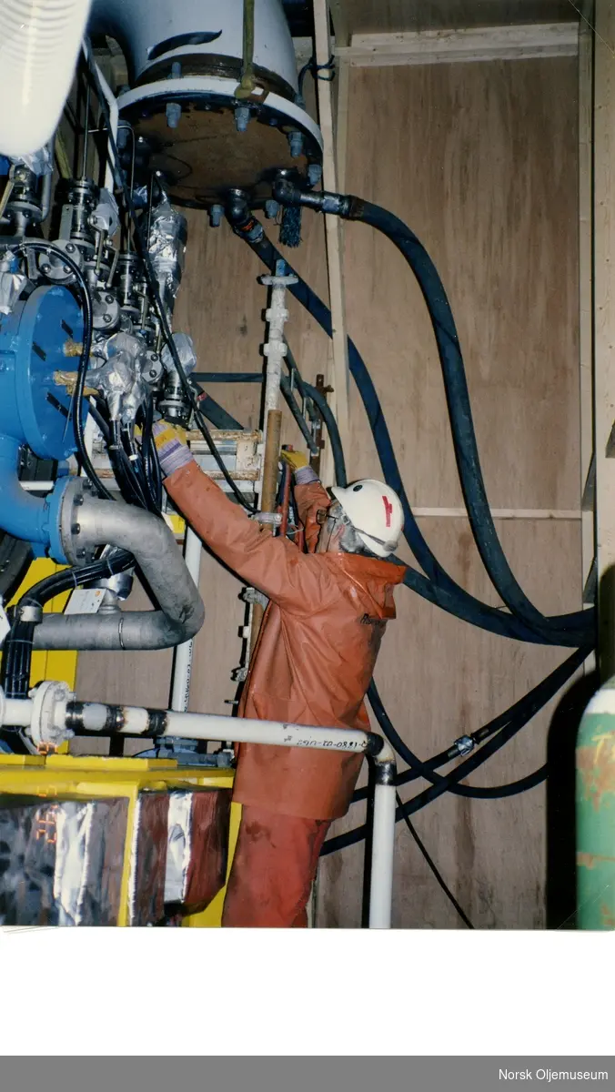 Byggingen av Draugen skrider frem ved Aker Rosenberg Verft på Buøy ved Stavanger.
Arbeid med røranlegg for gasskompresjonen pågår.