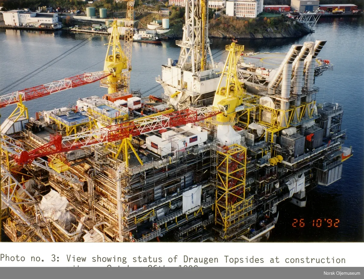 Byggingen av Draugen skrider frem ved Aker Rosenberg Verft på Buøy ved Stavanger.
 
Oversiktsbilde som viser plattformdekkets status den 26.10.1992.