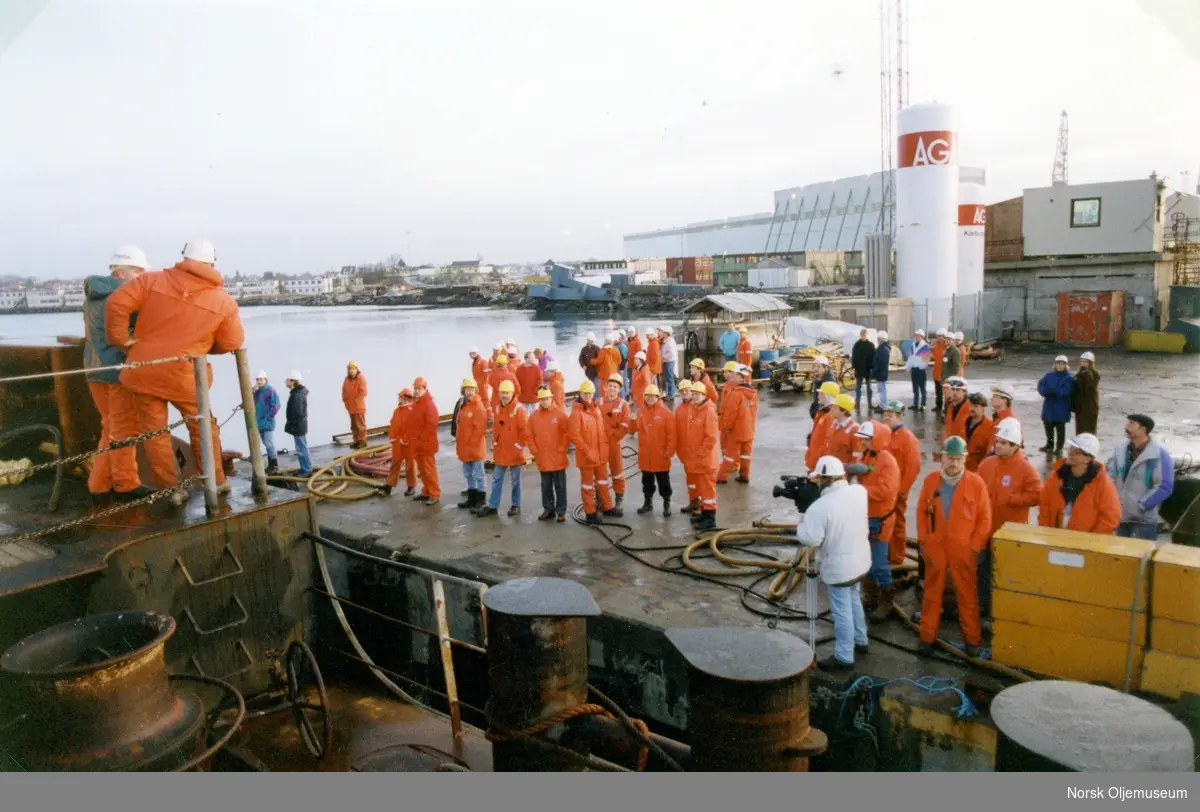 Byggingen av Draugen skrider frem ved Aker Rosenberg Verft på Buøy ved Stavanger.
 
Dekket er ferdig bygget og er klart for utsleping fra KværnerRosenberg i februar 1993.  Tilskuere ser at dekket er lagt på 2 lektere som er tauet under og ved hjelp av ballastering har løftet dette opp fra betongsøyelene det har ligget på under byggingen.