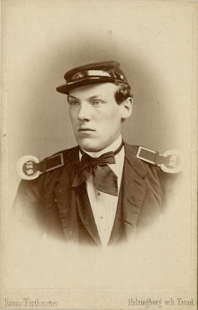 Porträtt av Carl Magnus Johansson, kadett vid Krigsskolan Karlberg.
Se även bild AMA.0007669.