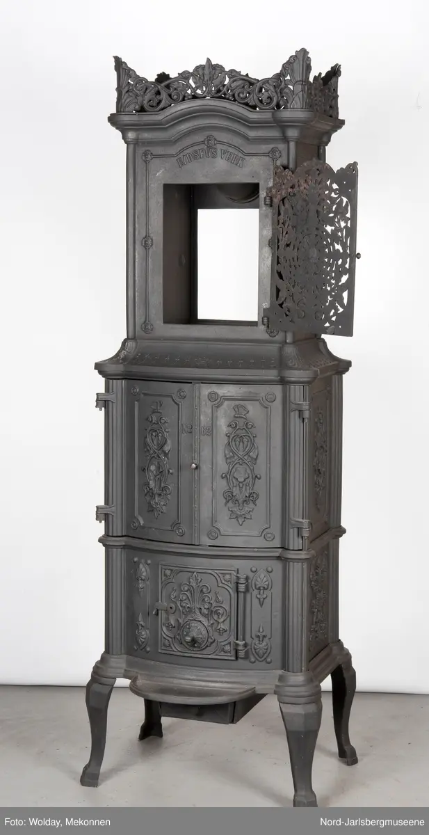 Alle platene dekorert med planteornamenter, også grinden.